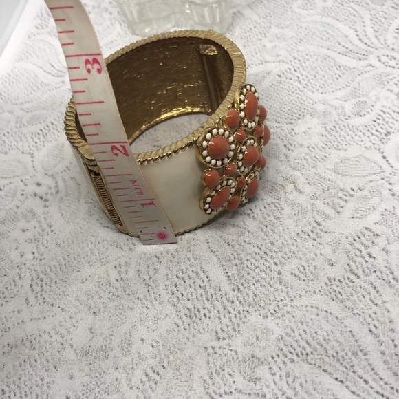 𝅺Vintage enamel medallion dressy costume statement bracelet hinge/clamper. - Picture 4 of 4